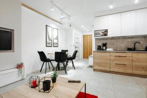 Kuchyňa alebo kuchynka v ubytovaní GórSKI Przystanek Apartament Satoła 2