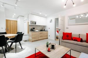 Kuchyňa alebo kuchynka v ubytovaní GórSKI Przystanek Apartament Satoła 2