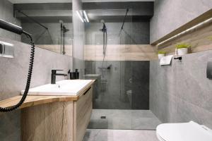 Kúpeľňa v ubytovaní GórSKI Przystanek Apartament Satoła 2