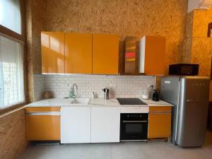 a kitchen with a sink and a refrigerator at Studio Le Picardy, déco rétro in Le Crotoy