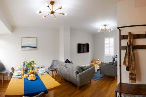 a living room with a long table and chairs at Sandholme Cottage - Central location great for families in Filey