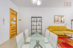 Χώρος καθιστικού στο Stylish 1BR home with full amenities in Swieqi by 360 Estates