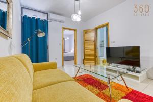 Μια τηλεόραση ή/και κέντρο ψυχαγωγίας στο Stylish 1BR home with full amenities in Swieqi by 360 Estates