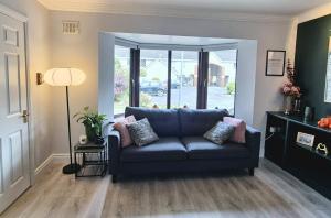 Khu vực ghế ngồi tại Luxury and comfort in the centre of Ardee town