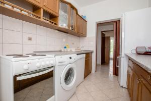Kuchyň nebo kuchyňský kout v ubytování Apartment Tina 6p