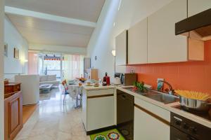 Kuchyň nebo kuchyňský kout v ubytování Miralago Lakeview Morcote With Pool - Happy Rentals