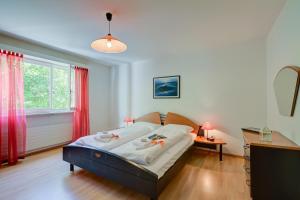 Postel nebo postele na pokoji v ubytování Miralago Lakeview Morcote With Pool - Happy Rentals