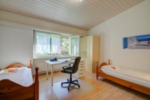 Postel nebo postele na pokoji v ubytování Miralago Lakeview Morcote With Pool - Happy Rentals