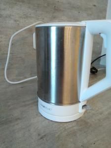 eine weiß-silberne Kaffeekanne auf einem Tisch in der Unterkunft Denia privat room 5min walk from Railstation in Koblenz