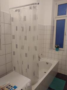 ein weißer Duschvorhang in einem Badezimmer mit Badewanne in der Unterkunft Denia privat room 5min walk from Railstation in Koblenz