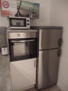 eine Mikrowelle und ein Kühlschrank neben einer Kiste in der Unterkunft Denia privat room 5min walk from Railstation in Koblenz