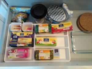 ein Kühlschrank voller Lebensmittel und anderer Nahrungsmittel in der Unterkunft Denia privat room 5min walk from Railstation in Koblenz + 4 Fotos