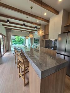 Dapur atau dapur kecil di Kitiyara Lakeside Pool Villa