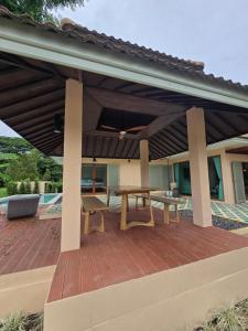 Kolam renang di atau dekat dengan Kitiyara Lakeside Pool Villa