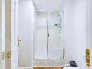 Ένα μπάνιο στο Signature Stays Accomodation - Cheltenham - 4-Bed With Parking - Ideal For Contractors & Long Stays