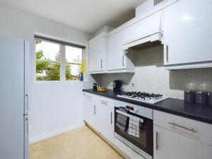 Η κουζίνα ή μικρή κουζίνα στο Signature Stays Accomodation - Cheltenham - 4-Bed With Parking - Ideal For Contractors & Long Stays +32 φωτογραφίες