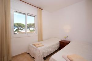 Postel nebo postele na pokoji v ubytování Apartaments Sa Guilla + 37 fotografií