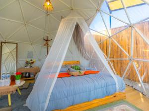 a bedroom with a canopy bed in a yurt at Phu Morinn Cafe &Camping Monjam in Mon Jam