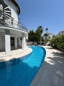 una piscina frente a una casa en Belek Villa, en Belek