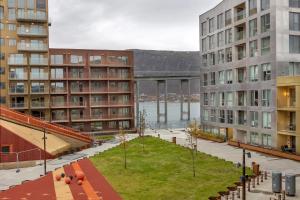 uitzicht op een binnenplaats in een stad met gebouwen bij Northstay - The Northview Retreat, Free Parking, Amazing Ocean Views in Tromsø