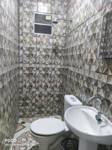 een badkamer met toilet en wastafel bij Navona beach - Casa de Praia com Piscina in Tutóia