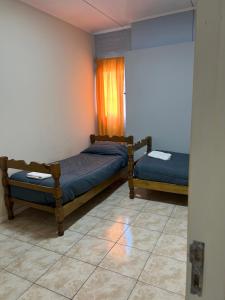 zwei Betten in einem Zimmer mit Fenster in der Unterkunft Cabaña kaizen in San Rafael + 72 Fotos