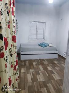 een kleine slaapkamer met een bed en een raam bij Navona beach - Casa de Praia com Piscina in Tutóia