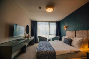 Un pat sau paturi într-o cameră la DELLAGO LUXURY HOTEL SAPANCA +123 fotografii