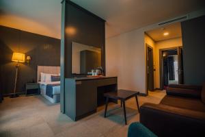Un televizor și/sau centru de divertisment la DELLAGO LUXURY HOTEL SAPANCA