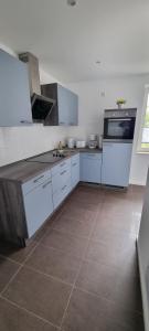 a kitchen with white cabinets and a tile floor at FeWo mit 2 Schlafzimmern, WLAN und Waschtrockner in Weißenfels nahe Leuna, Leipzig in Weißenfels