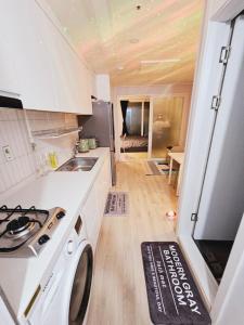 Kkachisan Station House - 김포공항 10분 풀옵션 까치산역5분거리 화곡역 상권최상 무료주차的厨房或小厨房