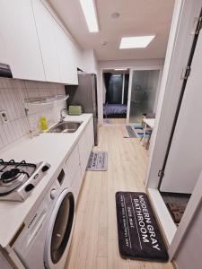 Kkachisan Station House - 김포공항 10분 풀옵션 까치산역5분거리 화곡역 상권최상 무료주차的厨房或小厨房