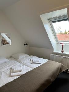 Postel nebo postele na pokoji v ubytování VISIONHOUSE Hotel