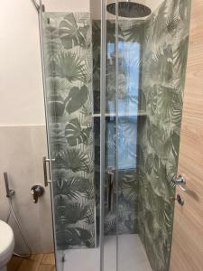 una doccia con una porta in vetro in un bagno di Marettimo a Marsala