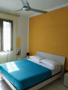 Un dormitorio con una cama grande con una manta azul. en Careggi Apartment, en Florencia