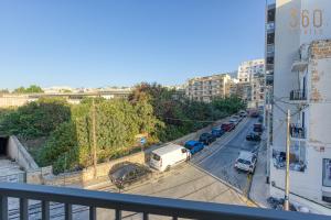 Blick auf eine Straße mit parkenden Autos in der Unterkunft Lovely 1BR Apt with private balcony in Gzira by 360 Estates in Gżira