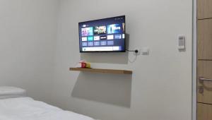 CipernaにあるNUTEN Homestay Syariahの部屋の壁に掛けられた薄型テレビ