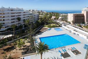 Una vista aérea de una piscina en un complejo turístico. en Urbanización Viña del Mar VIV, en Playa Fañabe