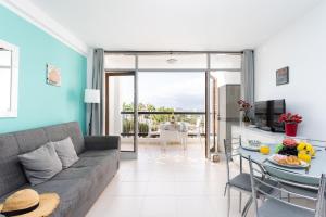 una sala de estar con un sofá y una mesa en Urbanización Viña del Mar VIV, en Playa Fañabe