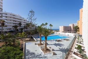 Una vista de la piscina desde el balcón de un resort. en Urbanización Viña del Mar VIV, en Playa Fañabe