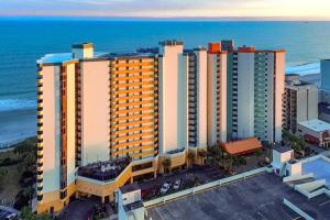 eine Draufsicht auf ein großes Gebäude in der Nähe des Ozeans in der Unterkunft WINTER RATES! Enjoy Luxurious Oceanfront King Suite! Dogs OK! 1406 in Myrtle Beach