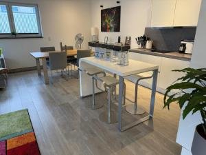 a kitchen with a table and chairs in a room at SunSet - Ruhig & Zentral - Komfort Apartment Nähe Altstadt & DOM in Cologne