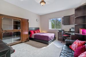 ein Schlafzimmer mit einem Bett und einem Schreibtisch in der Unterkunft Florida Beach Villa Heated Pool in Nokomis + 35 Fotos