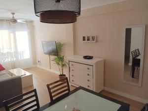Televízia a/alebo spoločenská miestnosť v ubytovaní Habitaciones en Apartamento compartido DELICIAS ROOM Cerca del Mar, Aeropuerto, Ave y Metro