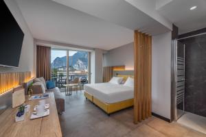 Postel nebo postele na pokoji v ubytování Garda Suite Hotel - Tonelli Hotels