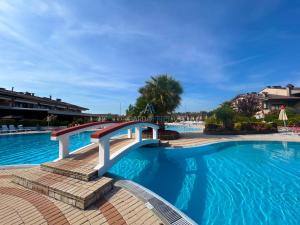 una piscina in un resort con acqua blu di Orchidea Apt - 3 Piscine e un Bar a 200m dal Lago a Desenzano del Garda