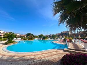 una grande piscina in un resort di Orchidea Apt - 3 Piscine e un Bar a 200m dal Lago a Desenzano del Garda
