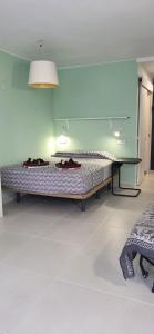 ein Zimmer mit zwei Betten und einem Tisch darin in der Unterkunft COZY STUDIO, WIFI FREE POOL VIEW in Playa de las Americas + 22 Fotos