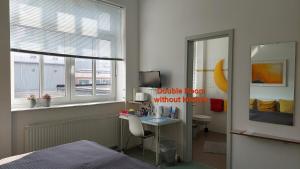 1 dormitorio con escritorio, 1 cama y espejo en Loft 76, en Bremen