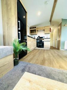 eine offene Küche und ein Wohnzimmer mit Holzböden in der Unterkunft Moor Crest in Scarborough